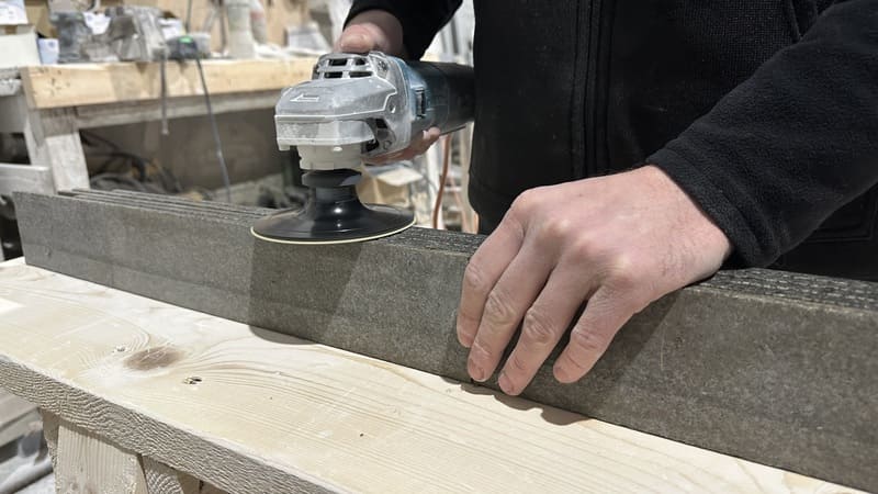 Lavorazione manuale della costa di un elemento in pietra