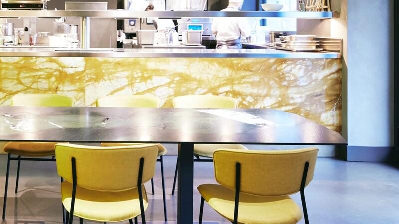 Bancone rivestito in Giallo Siena retroilluminato, realizzato per un ristorante a Milano
